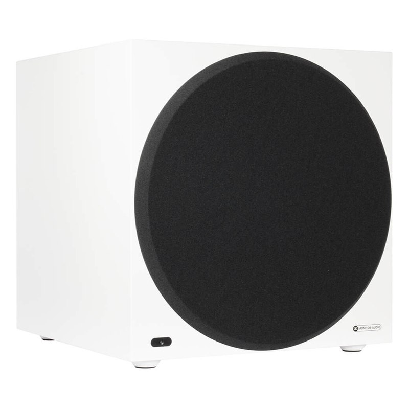 Monitor Audio Anthra W15 con rejilla, vista en ángulo, blanco satinado