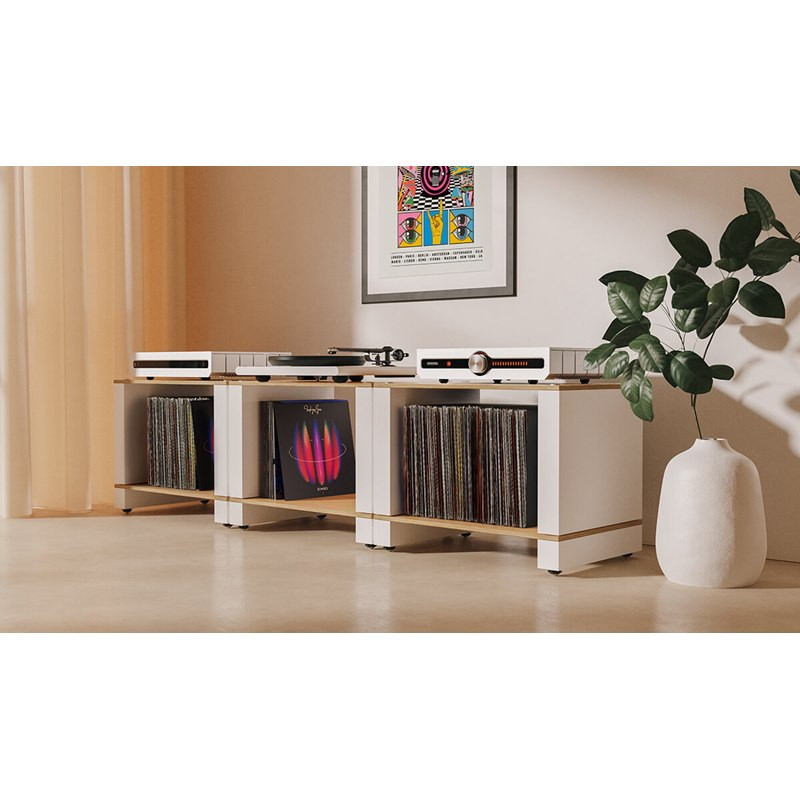Blok Stax 2G LP, Varios Stax 2G LP sobre su Base en fresno natural y blanco, con vinilos dentro y tocadiscos y electrónica encim