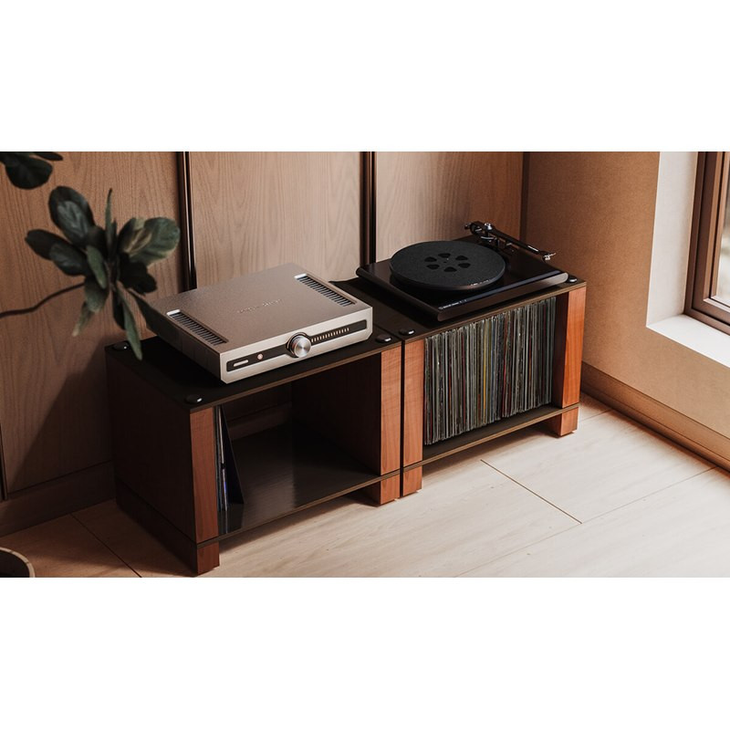 Blok Stax 2G LP en fresno negro y nogal con vinilos, junto a otro módulo con un amplificador; tocadiscos y equipos no incluidos,