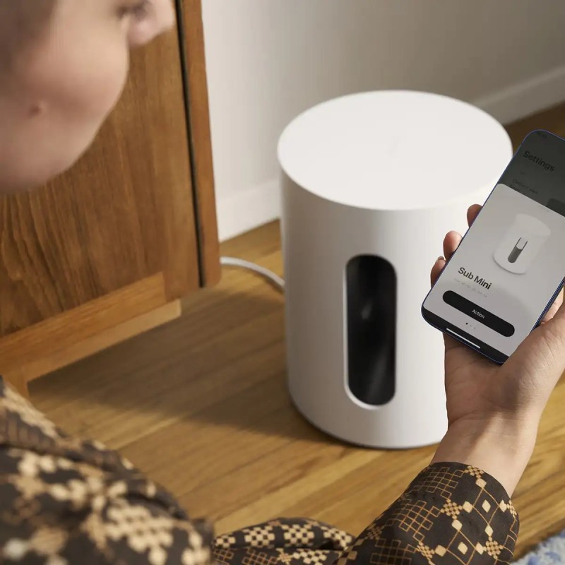 Sonos Sub Mini blanco — subwoofer Hi-Fi |vista en ambiente y usuario utilizando app Sonos