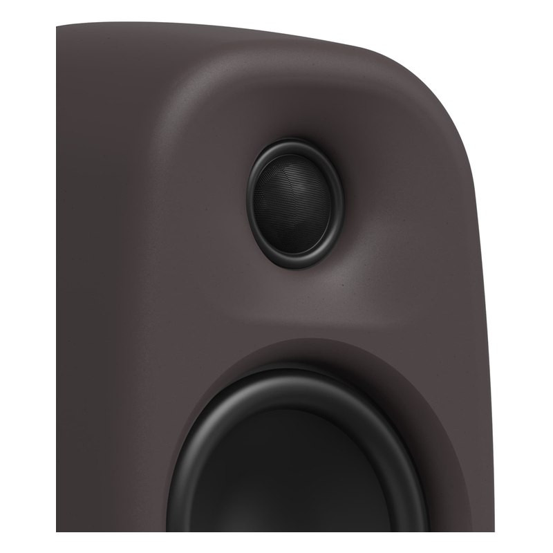 Kanto UKI, detalle del tweeter y el woofer, marrón pómez