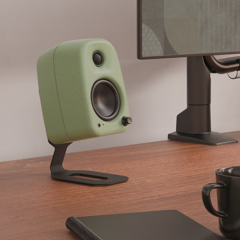 Kanto SU2 con un altavoz UKI, en ambiente, negro mate