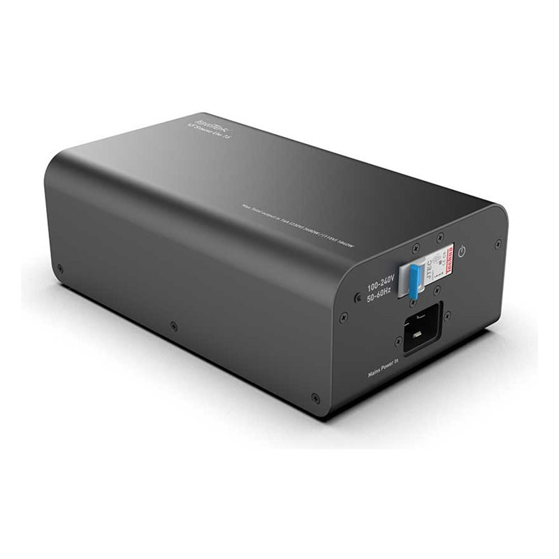 IsoTek V5 Syncro Uni 16, vista de tres cuartos con la entrada C20, negro