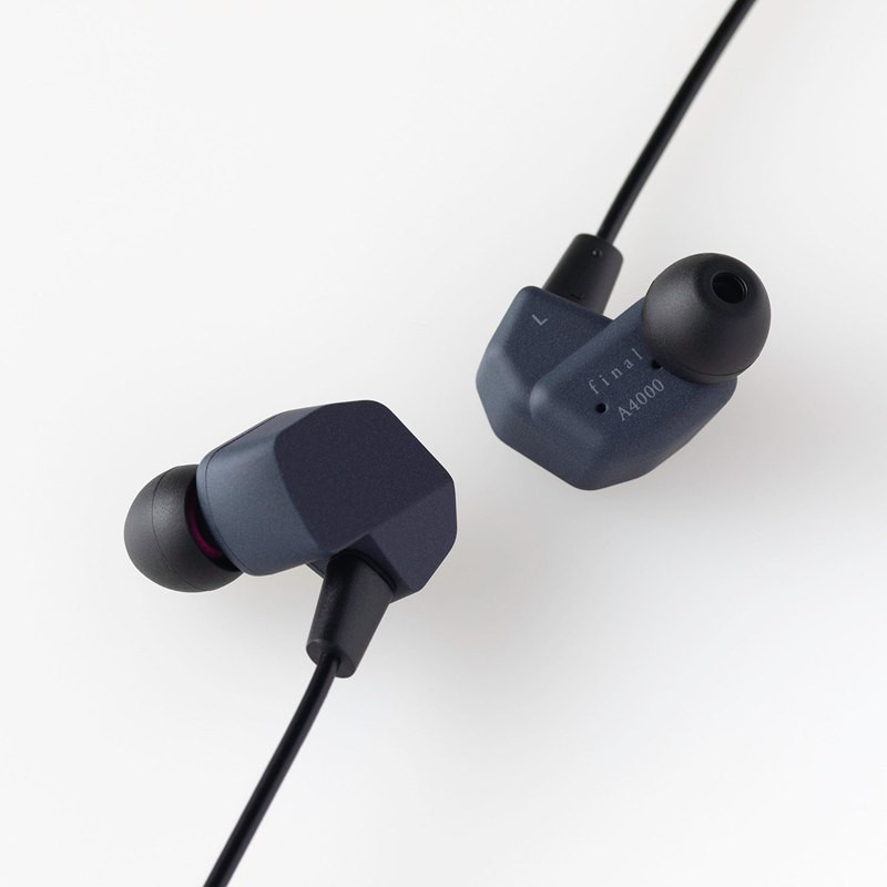 Final A4000, los dos auriculares con cable