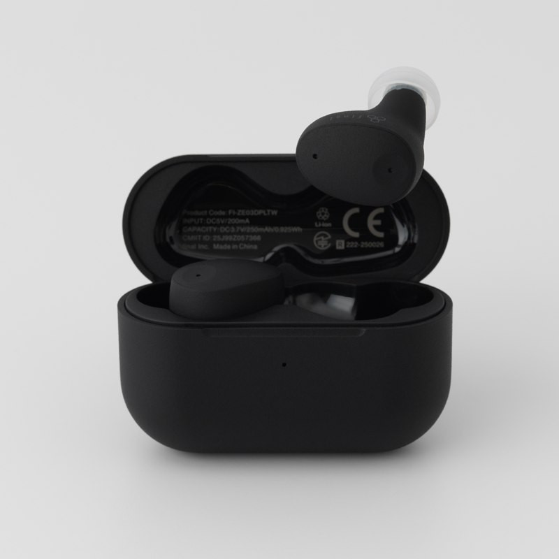 Final ZE300, estuche abierto con los auriculares negros