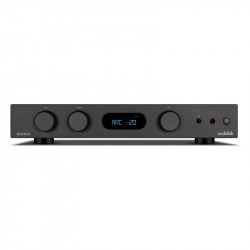 Audiolab 6000A MKII, frontal en ángulo en negro, con la entrada ARC en pantalla