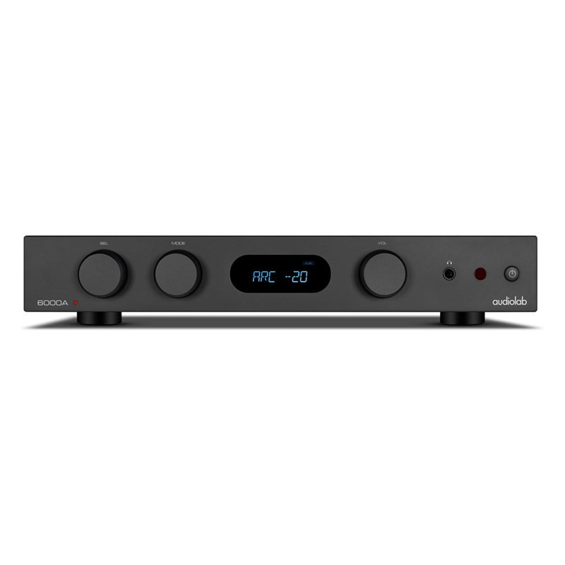 Audiolab 6000A MKII, frontal en ángulo en negro, con la entrada ARC en pantalla