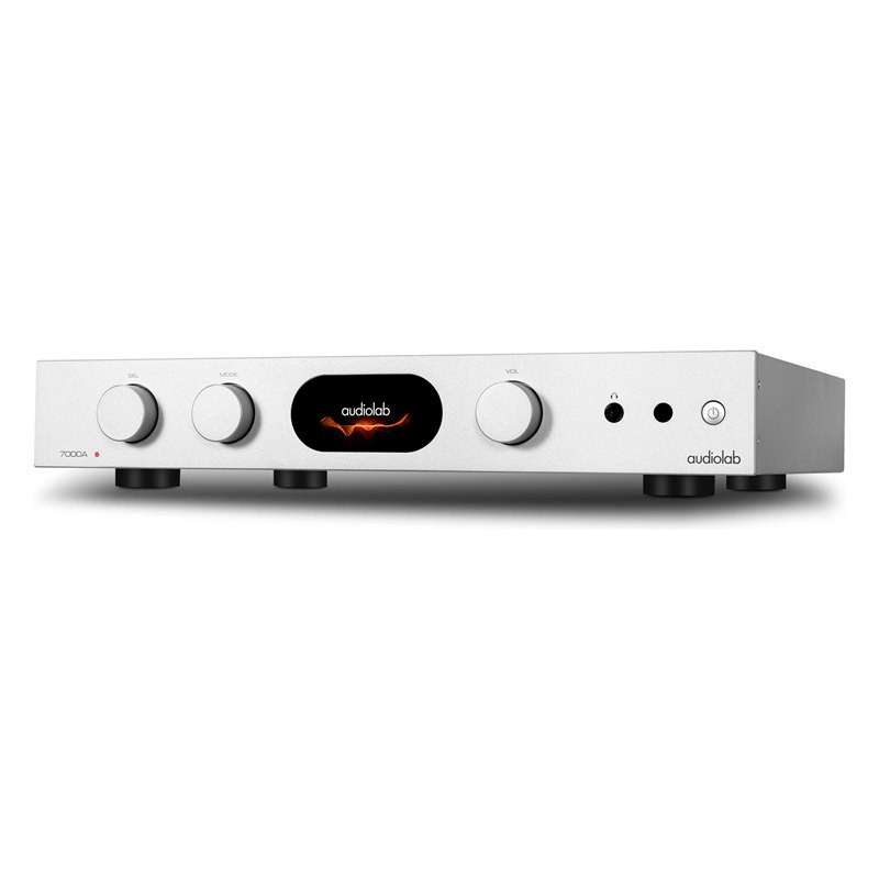 Audiolab 7000A, vista de tres cuartos en plata