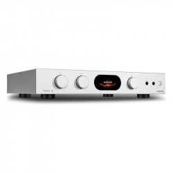 Audiolab 7000A, vista lateral de tres cuartos en plata