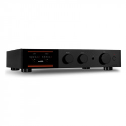 Audiolab 9000A, vista de tres cuartos en negro con los vúmetros en pantalla