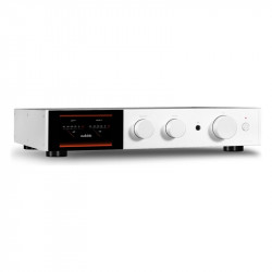 Audiolab 9000A, vista de tres cuartos en plata con los vúmetros en pantalla