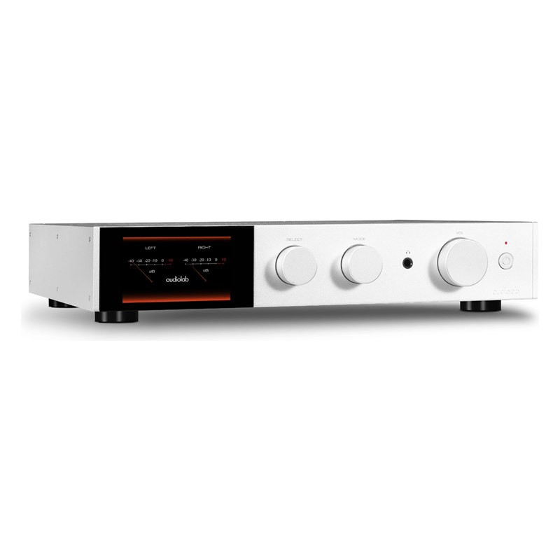 Audiolab 9000A, vista de tres cuartos en plata con los vúmetros en pantalla