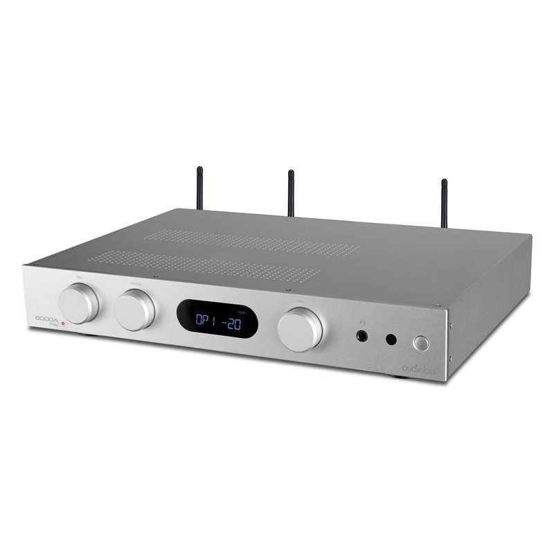Audiolab 6000A Play, vista de tres cuartos en plata