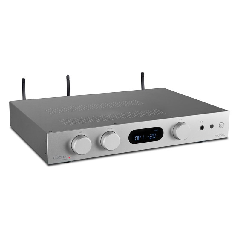 Audiolab 6000A Play, vista lateral de tres cuartos en plata