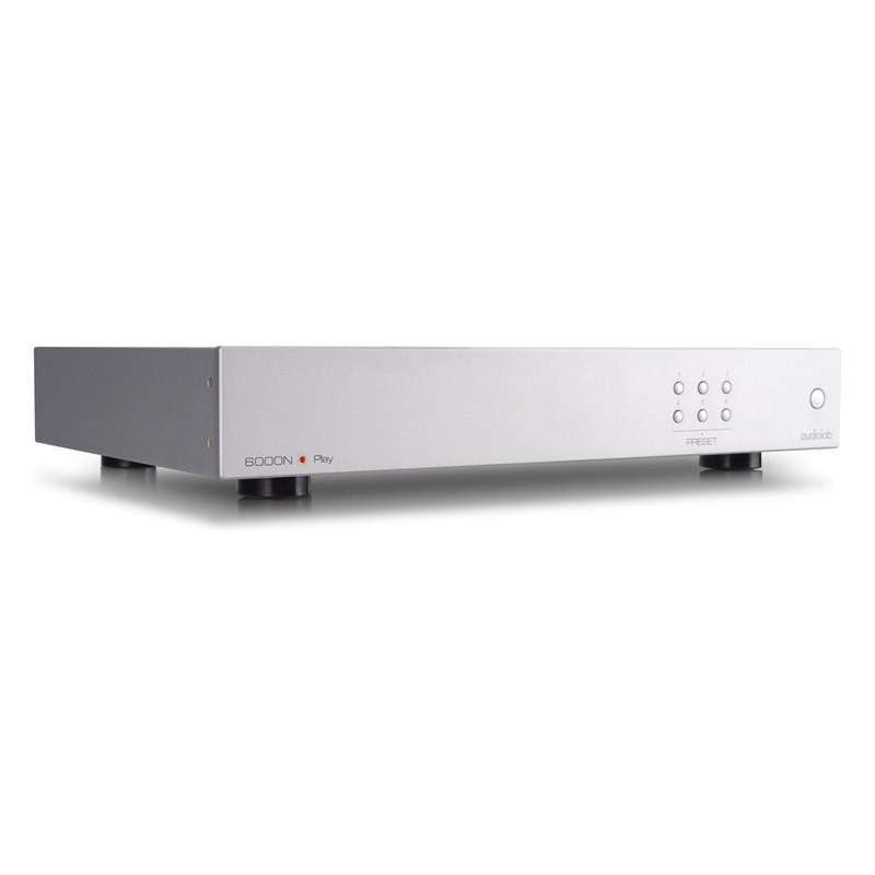 Audiolab 6000N Play, vista de tres cuartos desde la derecha en plata