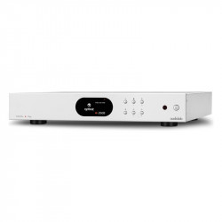 Audiolab 7000N Play, vista de tres cuartos en plata con la pantalla en Qobuz