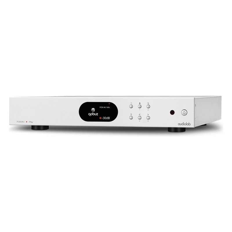 Audiolab 7000N Play, vista de tres cuartos en plata con la pantalla en Qobuz