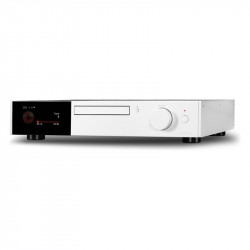 Audiolab 9000CDT, vista de tres cuartos en plata con la pantalla de reproducción