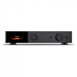 Audiolab 9000Q, frontal en negro con la pantalla encendida