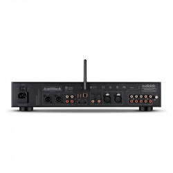 Audiolab 9000Q, panel trasero con entradas XLR, phono, digitales y antena Bluetooth, negro