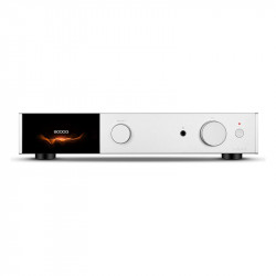 Audiolab 9000Q, frontal en plata con la pantalla encendida