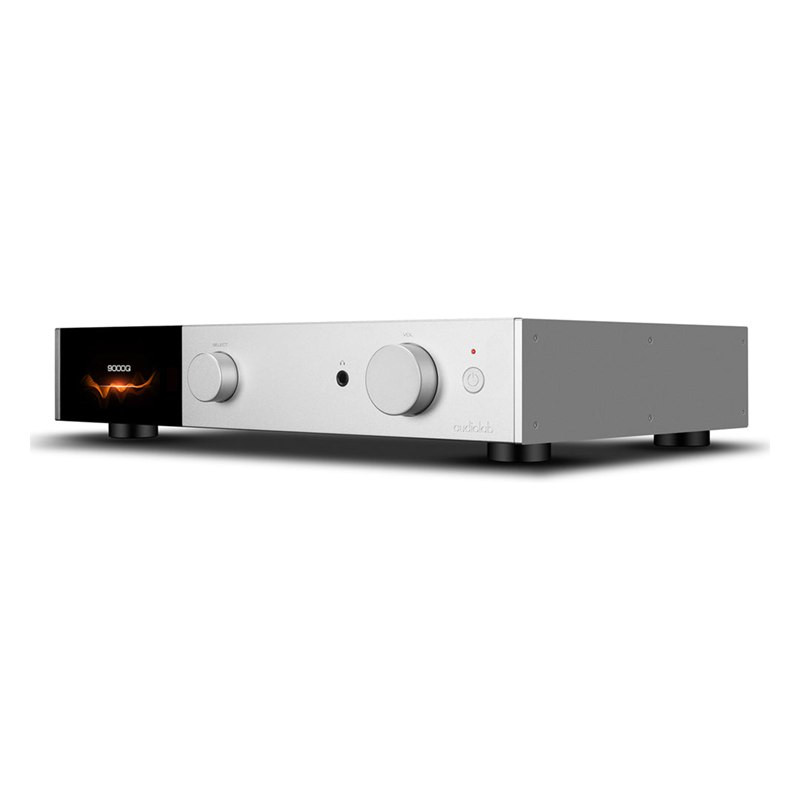 Audiolab 9000Q, vista en tres cuartos, plata