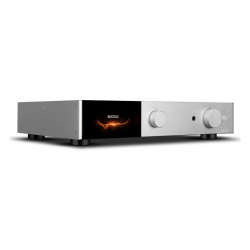 Audiolab 9000Q, vista en tres cuartos desde la izquierda, plata