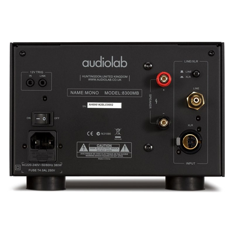 Audiolab 8300MB, panel trasero con XLR, RCA, bornes y disparo de 12 V, negro