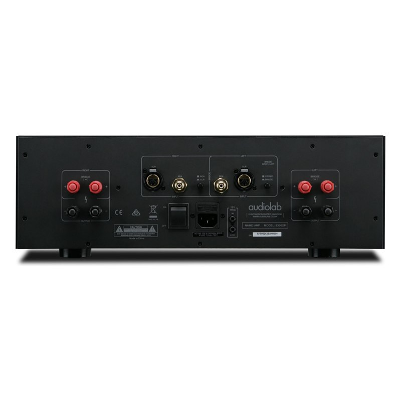 Audiolab 8300XP, panel trasero con XLR, RCA, selector de puente y bornes dobles, negro
