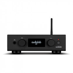 Audiolab D7, frontal del D7 negro con la pantalla OLED