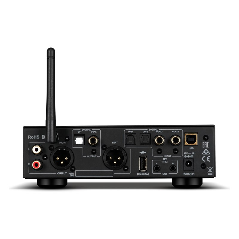Audiolab D7, panel trasero del D7 negro: XLR, RCA, coaxiales, ópticas y USB, negro