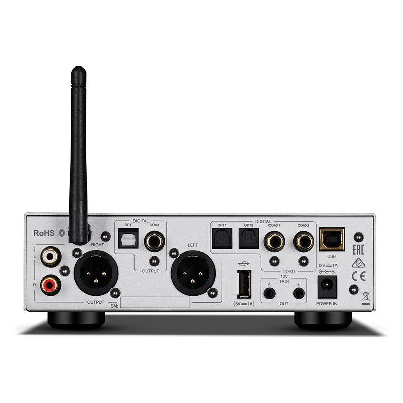Audiolab D7, panel trasero del D7 plata
