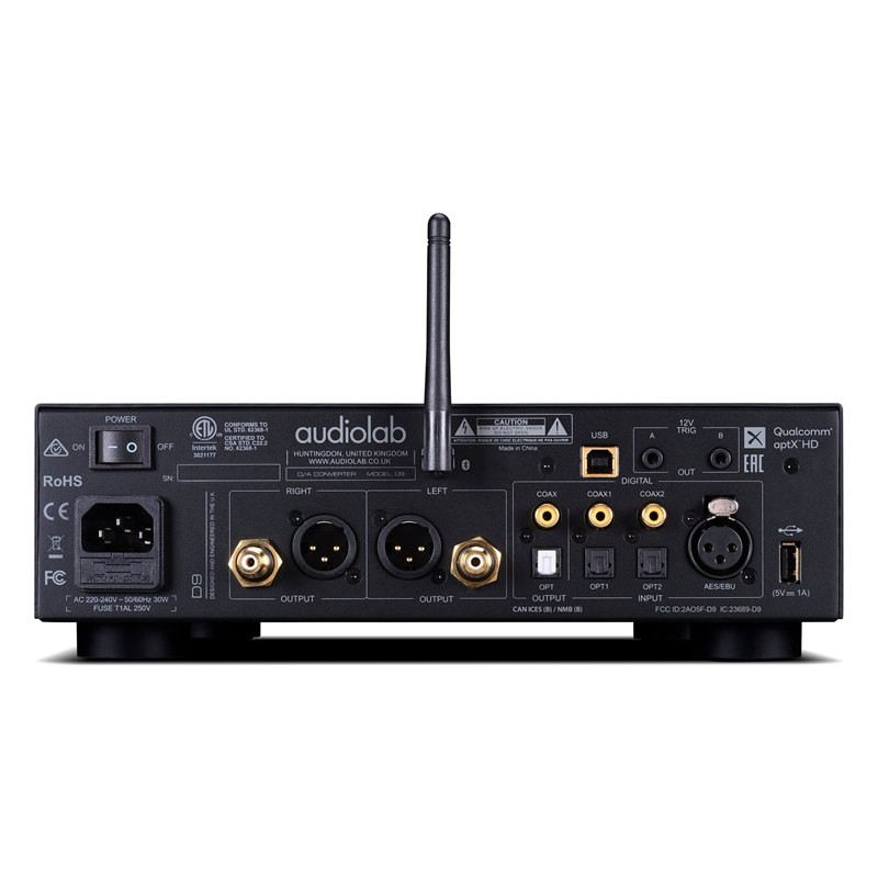 Audiolab D9, panel trasero del D9 negro: XLR, RCA, AES/EBU, coaxiales, ópticas y USB, negro