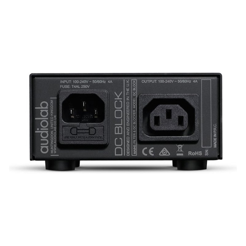 Audiolab DC Block, trasera del DC Block negro: entrada y salida IEC, negro