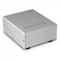 Audiolab DC Block plata en vista de tres cuartos