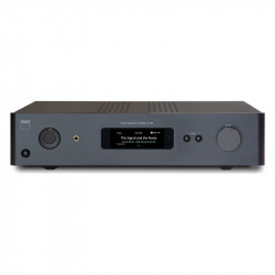 NAD C 379, frontal con la pantalla, la toma de auriculares, los botones de fuente y el mando de volumen (la pantalla muestra TID