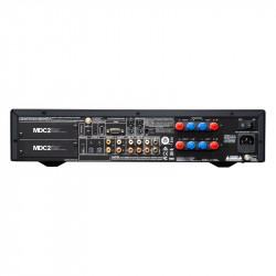 NAD C 379, panel trasero con las dos ranuras MDC2, HDMI eARC, entradas ópticas, coaxiales, phono y de línea, salida de previo, d