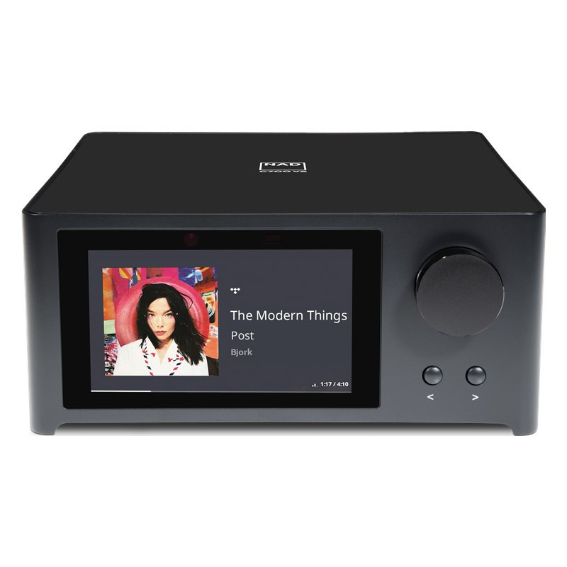 NAD C 700 v2, frontal con la pantalla en color de 5 pulgadas mostrando la carátula del disco, el mando de volumen y los botones 