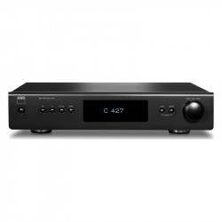 NAD C 427, frontal en negro con la pantalla encendida, botones AM, FM, FM Mute, Dimmer, Blend y Memory y el mando giratorio Pres