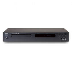 NAD C 538, frontal en negro con la bandeja de disco, la pantalla y los botones de reproducción