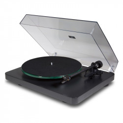 NAD C 558, vista de tres cuartos con la tapa de metacrilato abierta, el plato de cristal con fieltro y la cápsula Ortofon OM 10