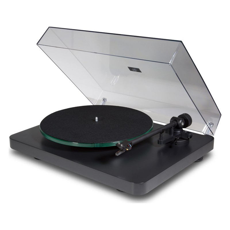 NAD C 558, vista de tres cuartos con la tapa de metacrilato abierta, el plato de cristal con fieltro y la cápsula Ortofon OM 10