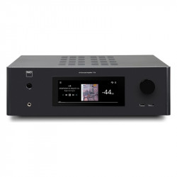 NAD T 778, frontal en negro, ligeramente desde arriba, con la pantalla táctil, la toma de auriculares, el USB y el HDMI frontale