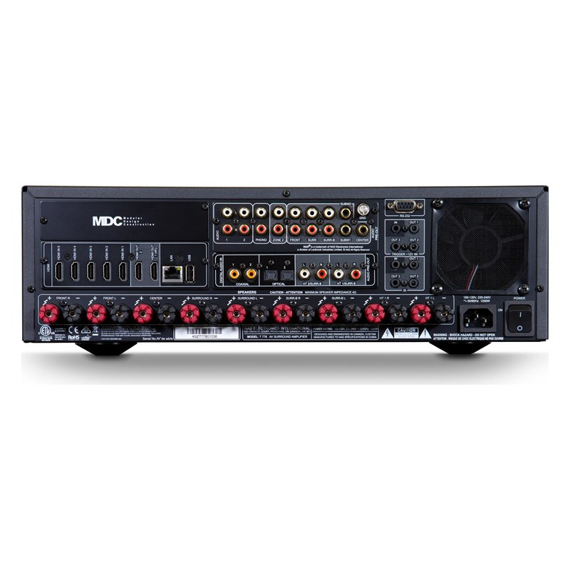 NAD T 778, panel trasero en detalle, con la indicación de impedancia mínima de 4 Ω sobre los bornes