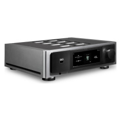 NAD M33 V2, vista de tres cuartos desde la derecha, con la pantalla táctil encendida, el mando de volumen, la toma de auriculare