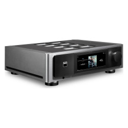 NAD M66, vista de tres cuartos desde la derecha, con la pantalla táctil encendida, el mando de volumen, la toma de auriculares y