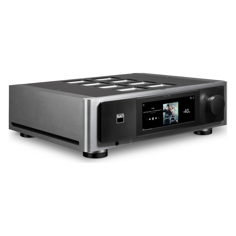 NAD M66, vista de tres cuartos desde la derecha, con la pantalla táctil encendida, el mando de volumen, la toma de auriculares y