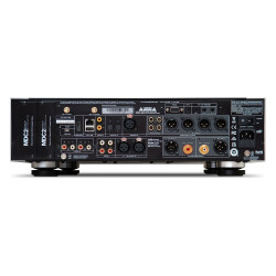 NAD M66, panel trasero con dos ranuras MDC2, HDMI eARC, LAN, USB, coaxiales, ópticas, AES/EBU, phono MM y MC, línea RCA y XLR, c