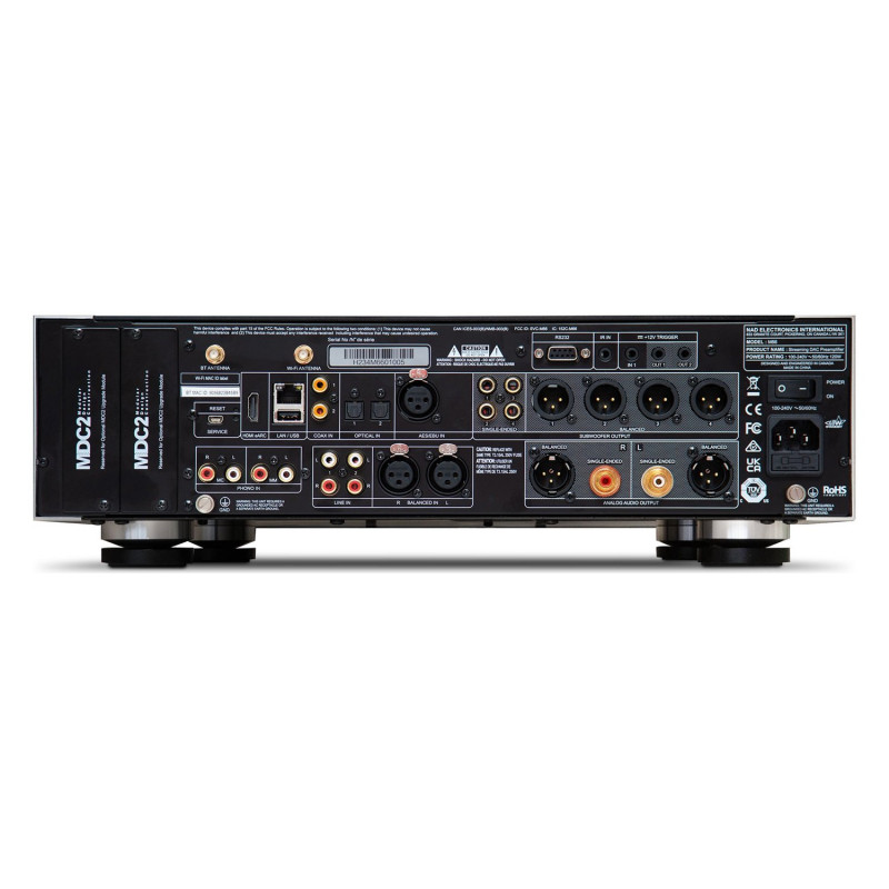 NAD M66, panel trasero con dos ranuras MDC2, HDMI eARC, LAN, USB, coaxiales, ópticas, AES/EBU, phono MM y MC, línea RCA y XLR, c