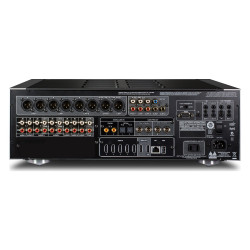 NAD M17 v2i, panel trasero con salidas de previo balanceadas y RCA, entradas analógicas, coaxiales y ópticas, 5 entradas y 2 sal